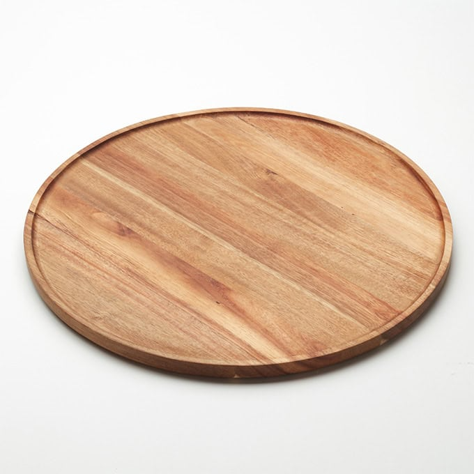Reversible round acacia board with raised edge and smooth side