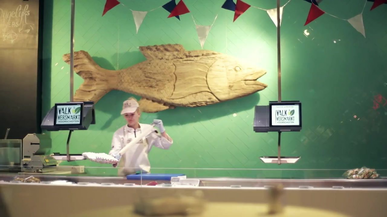 High-volume ice production icemaker for seafood and salad bars