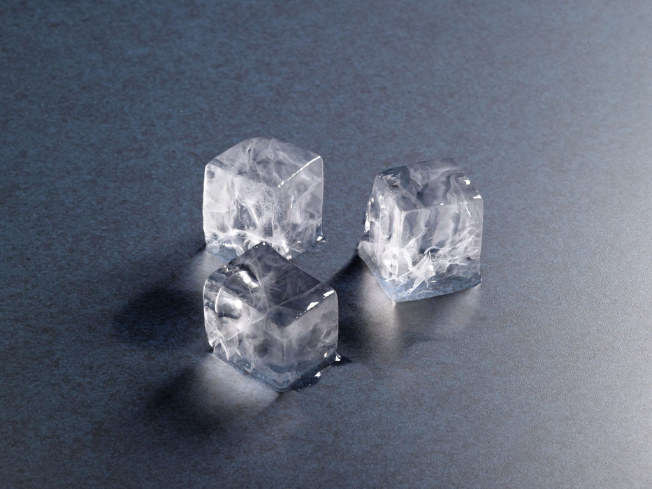 Hoshizaki IM-500SAB producing slow-melting square cubes