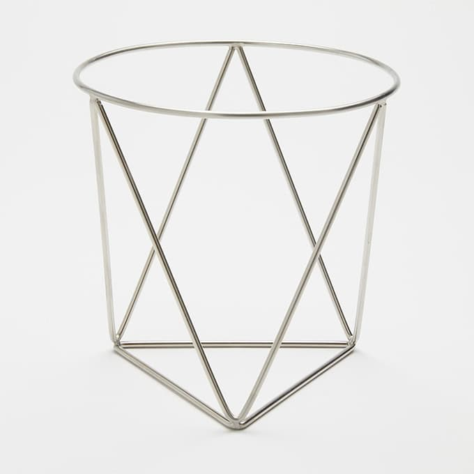 American MetalCraft modern pizza stand with hollow geometric base