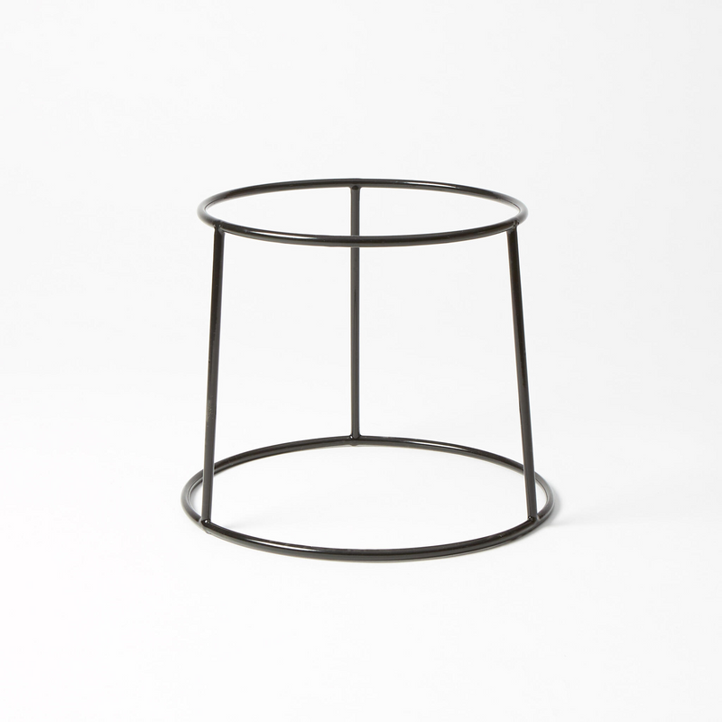 Rubber-coated steel stand for elevated food presentation in restaurants