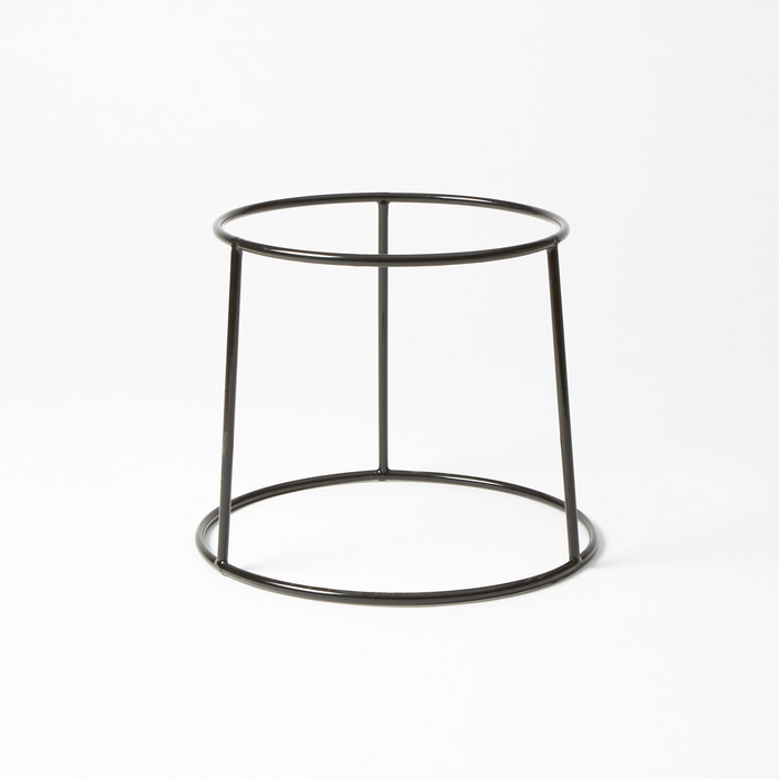 Rubber-coated steel stand for elevated food presentation in restaurants