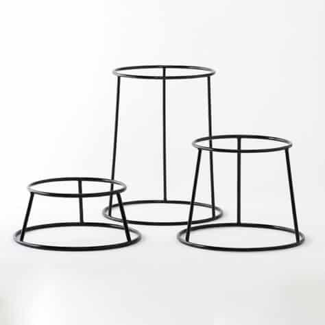 Non-slip display riser for pizza pans, trays, and bowls